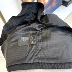 Prad普拉、25FW新品 经典款Re Nylon夹克 男装再生尼龙连帽夹克。洁,细节精致,饰有珐琅金属 Prad普拉、25FW新品 经典款Re Nylon夹克 男装再生尼龙连帽夹克。洁,细节精致,饰有珐琅金属