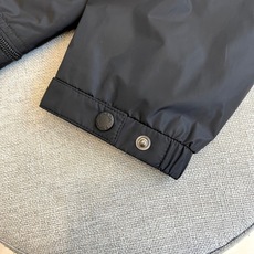Prad普拉、25FW新品 经典款Re Nylon夹克 男装再生尼龙连帽夹克。洁,细节精致,饰有珐琅金属 Prad普拉、25FW新品 经典款Re Nylon夹克 男装再生尼龙连帽夹克。洁,细节精致,饰有珐琅金属