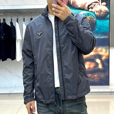 Prad普拉、25FW新品 经典款Re Nylon夹克 男装再生尼龙连帽夹克。洁,细节精致,饰有珐琅金属 Prad普拉、25FW新品 经典款Re Nylon夹克 男装再生尼龙连帽夹克。洁,细节精致,饰有珐琅金属