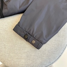 Prad普拉、25FW新品 经典款Re Nylon夹克 男装再生尼龙连帽夹克。洁,细节精致,饰有珐琅金属 Prad普拉、25FW新品 经典款Re Nylon夹克 男装再生尼龙连帽夹克。洁,细节精致,饰有珐琅金属