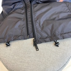 Prad普拉、25FW新品 经典款Re Nylon夹克 男装再生尼龙连帽夹克。洁,细节精致,饰有珐琅金属 Prad普拉、25FW新品 经典款Re Nylon夹克 男装再生尼龙连帽夹克。洁,细节精致,饰有珐琅金属