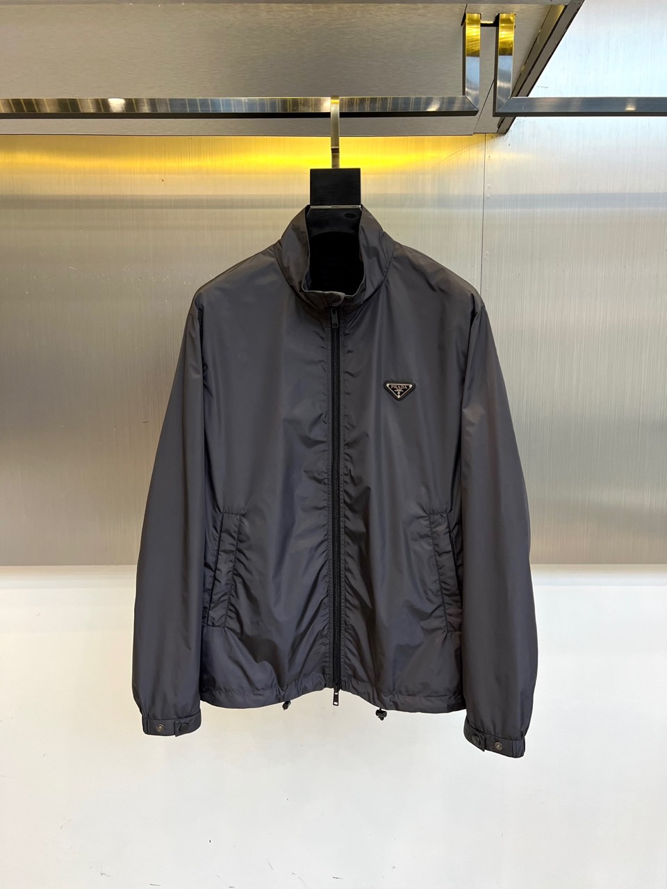 Prad普拉、25FW新品 经典款Re Nylon夹克 男装再生尼龙连帽夹克。洁，细节精致，饰有珐琅金属
