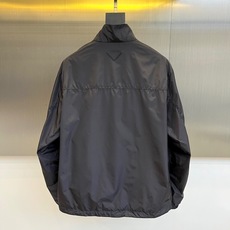 Prad普拉、25FW新品 经典款Re Nylon夹克 男装再生尼龙连帽夹克。洁,细节精致,饰有珐琅金属 Prad普拉、25FW新品 经典款Re Nylon夹克 男装再生尼龙连帽夹克。洁,细节精致,饰有珐琅金属