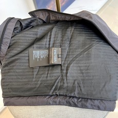 Prad普拉、25FW新品 经典款Re Nylon夹克 男装再生尼龙连帽夹克。洁,细节精致,饰有珐琅金属 Prad普拉、25FW新品 经典款Re Nylon夹克 男装再生尼龙连帽夹克。洁,细节精致,饰有珐琅金属