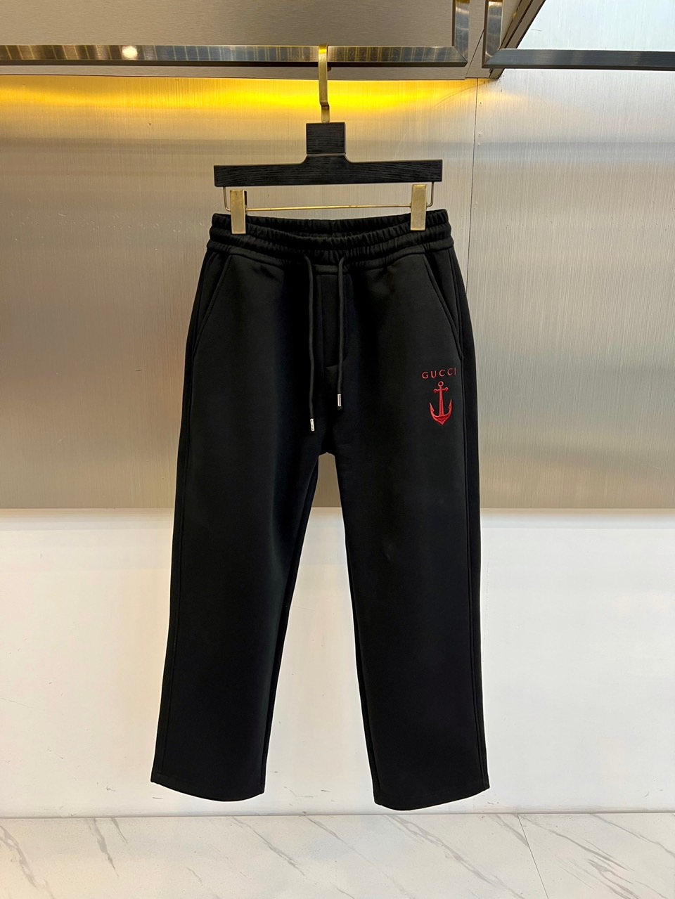 Gucc古驰、25s新品男士抽绳休闲卫裤！绝对日常休闲通勤款，运动户外兼备款！内搭单穿都合适！制作工艺令