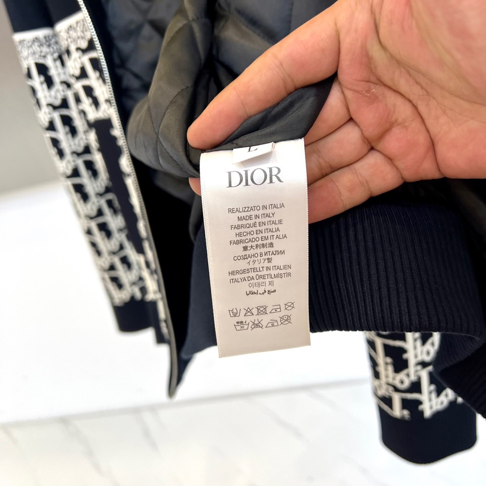 DIOR迪奥、 夹棉连帽夹克，以Oblique老花续写冬日，经典Oblique纹样跃入冬夜——DIOR以