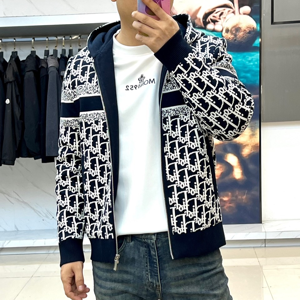 DIOR迪奥、 夹棉连帽夹克，以Oblique老花续写冬日，经典Oblique纹样跃入冬夜——DIOR以