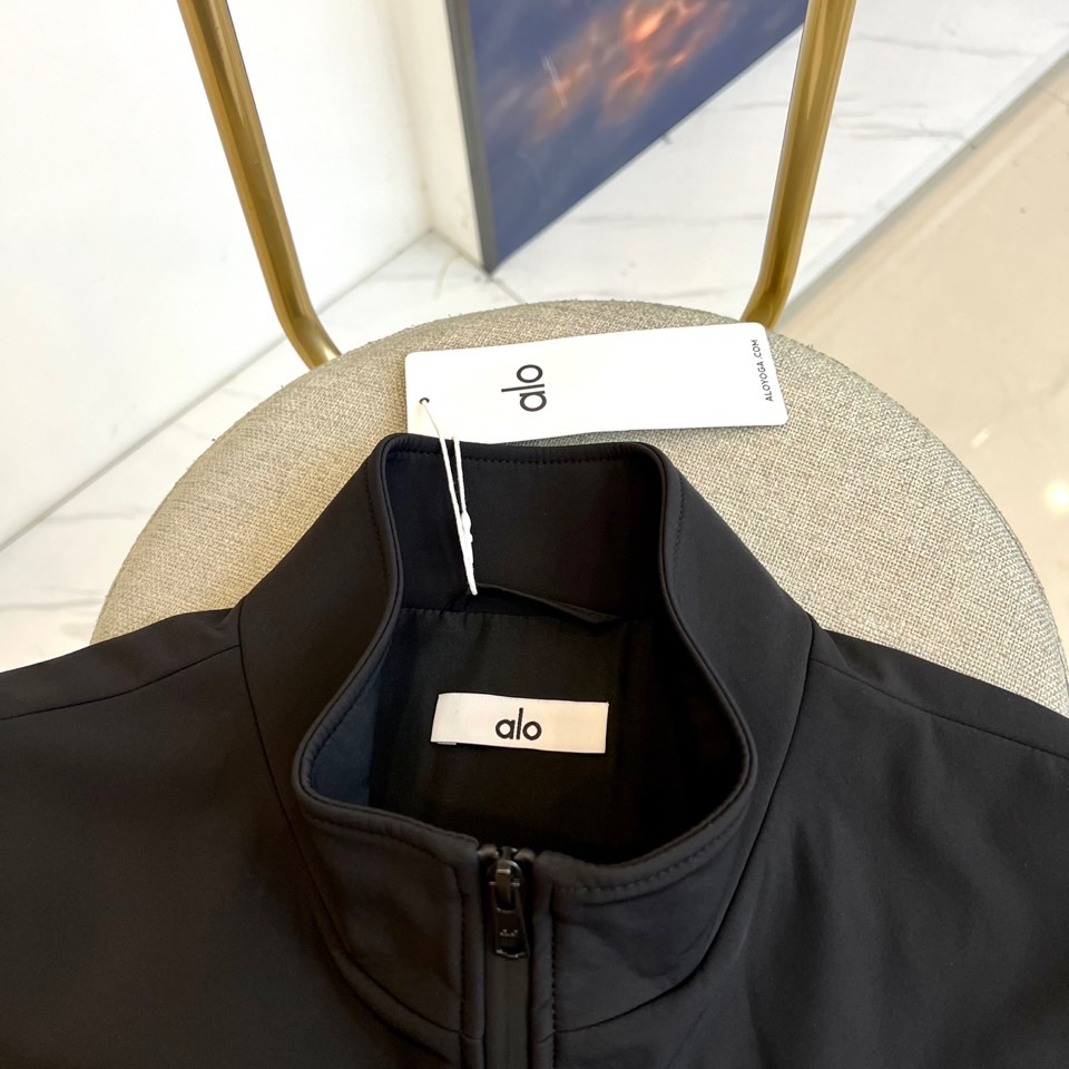 ALO 2025秋冬新品无袖机能马甲。• 立体剪裁无袖设计：解放双臂活动空间，立领结构搭配贯穿式拉链，塑