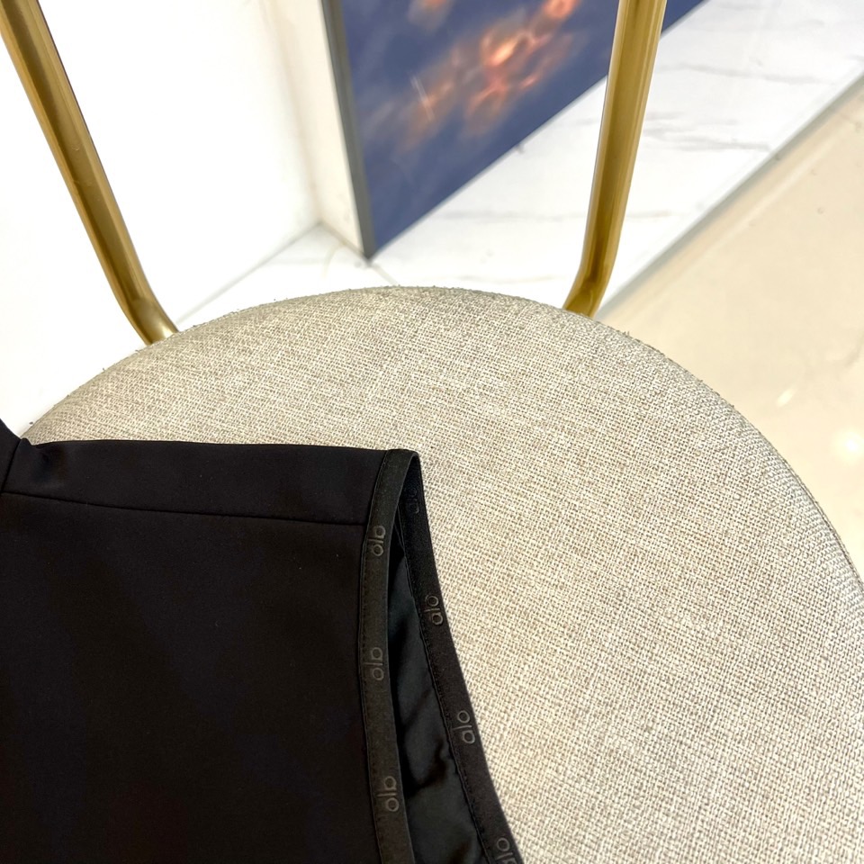 ALO 2025秋冬新品无袖机能马甲。• 立体剪裁无袖设计：解放双臂活动空间，立领结构搭配贯穿式拉链，塑