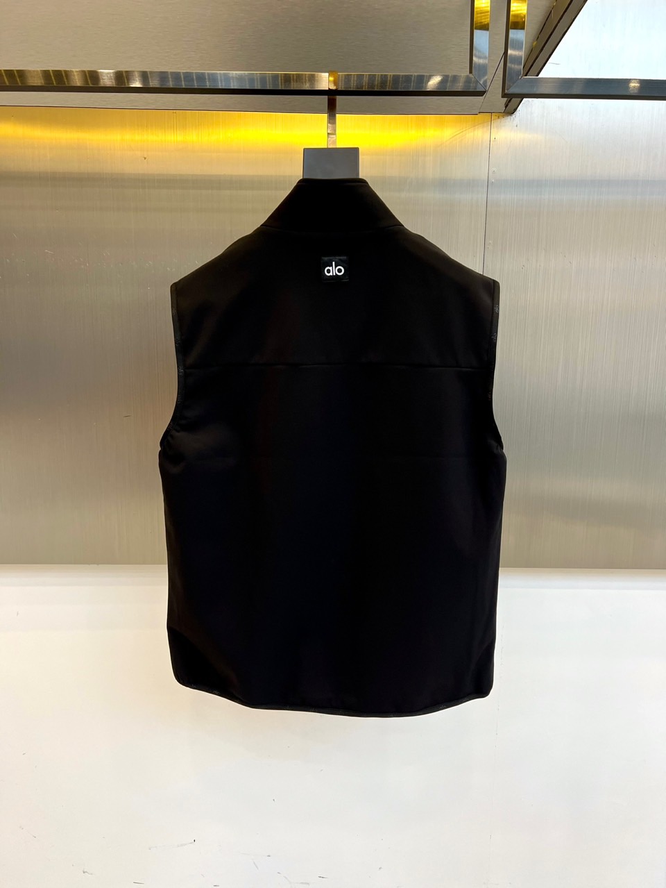 ALO 2025秋冬新品无袖机能马甲。• 立体剪裁无袖设计：解放双臂活动空间，立领结构搭配贯穿式拉链，塑