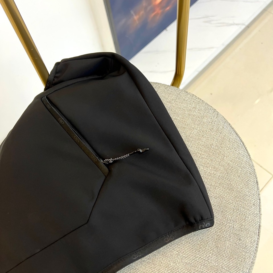 ALO 2025秋冬新品无袖机能马甲。• 立体剪裁无袖设计：解放双臂活动空间，立领结构搭配贯穿式拉链，塑