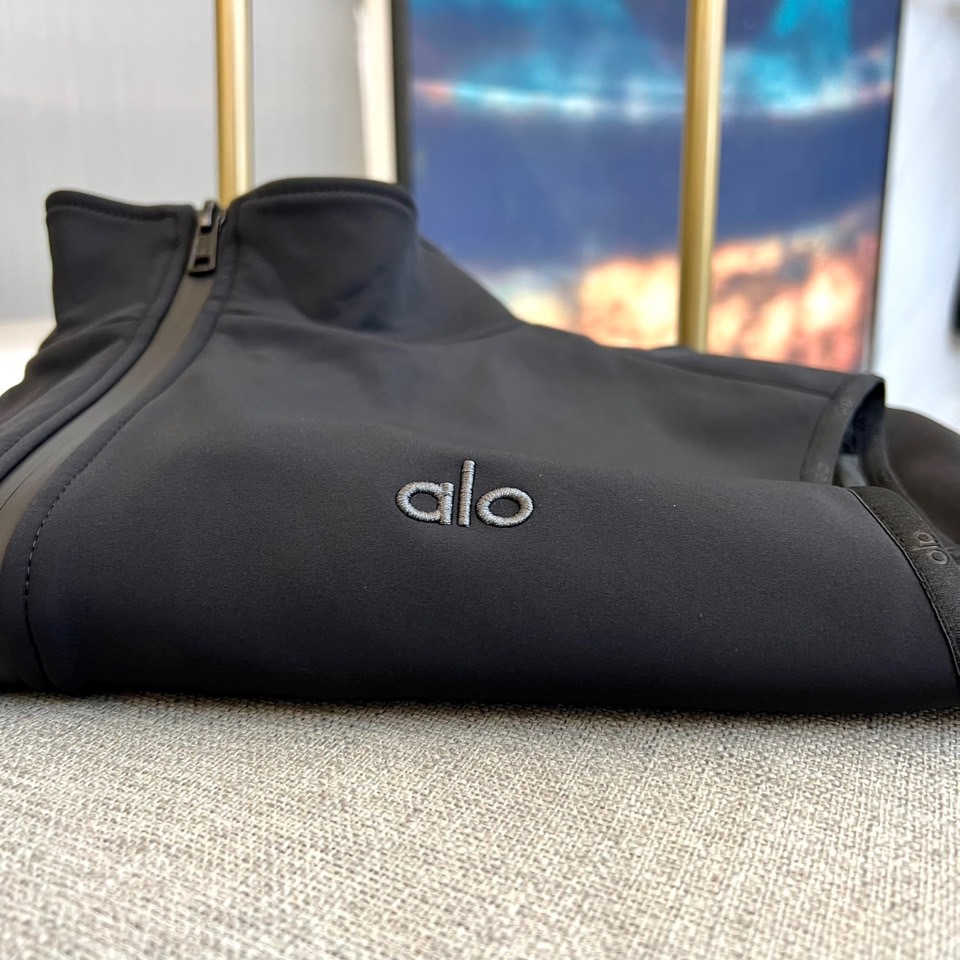 ALO 2025秋冬新品无袖机能马甲。• 立体剪裁无袖设计：解放双臂活动空间，立领结构搭配贯穿式拉链，塑