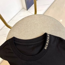 Bur巴宝莉、2025秋冬男士系列。纯粹经典,英伦新生。2025秋冬新款男士白色长袖T恤,精选高支棉面料 Bur巴宝莉、2025秋冬男士系列。纯粹经典,英伦新生。2025秋冬新款男士白色长袖T恤,精选高支棉面料