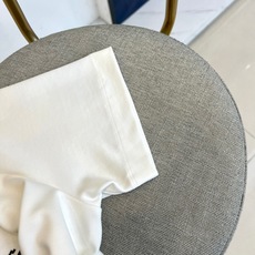Bur巴宝莉、25s秋冬最新款圆领中袖打底T恤,面料采用双面高支兰精莫代尔,47%莫代尔,47%棉6%氨 Bur巴宝莉、25s秋冬最新款圆领中袖打底T恤,面料采用双面高支兰精莫代尔,47%莫代尔,47%棉6%氨
