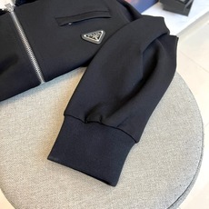 Prad普拉、2025秋冬奢境新作|Prada翻领运动套装,定义都市精英美学Prada 2025秋冬系列 Prad普拉、2025秋冬奢境新作|Prada翻领运动套装,定义都市精英美学Prada 2025秋冬系列