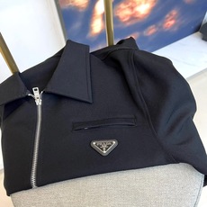 Prad普拉、2025秋冬奢境新作|Prada翻领运动套装,定义都市精英美学Prada 2025秋冬系列 Prad普拉、2025秋冬奢境新作|Prada翻领运动套装,定义都市精英美学Prada 2025秋冬系列