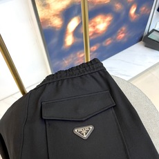 Prad普拉、2025秋冬奢境新作|Prada翻领运动套装,定义都市精英美学Prada 2025秋冬系列 Prad普拉、2025秋冬奢境新作|Prada翻领运动套装,定义都市精英美学Prada 2025秋冬系列