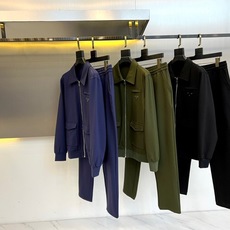 Prad普拉、2025秋冬奢境新作|Prada翻领运动套装,定义都市精英美学Prada 2025秋冬系列 Prad普拉、2025秋冬奢境新作|Prada翻领运动套装,定义都市精英美学Prada 2025秋冬系列