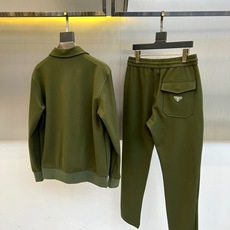 Prad普拉、2025秋冬奢境新作|Prada翻领运动套装,定义都市精英美学Prada 2025秋冬系列 Prad普拉、2025秋冬奢境新作|Prada翻领运动套装,定义都市精英美学Prada 2025秋冬系列