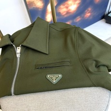 Prad普拉、2025秋冬奢境新作|Prada翻领运动套装,定义都市精英美学Prada 2025秋冬系列 Prad普拉、2025秋冬奢境新作|Prada翻领运动套装,定义都市精英美学Prada 2025秋冬系列