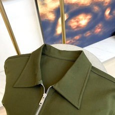 Prad普拉、2025秋冬奢境新作|Prada翻领运动套装,定义都市精英美学Prada 2025秋冬系列 Prad普拉、2025秋冬奢境新作|Prada翻领运动套装,定义都市精英美学Prada 2025秋冬系列