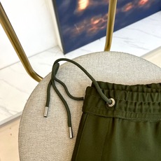 Prad普拉、2025秋冬奢境新作|Prada翻领运动套装,定义都市精英美学Prada 2025秋冬系列 Prad普拉、2025秋冬奢境新作|Prada翻领运动套装,定义都市精英美学Prada 2025秋冬系列