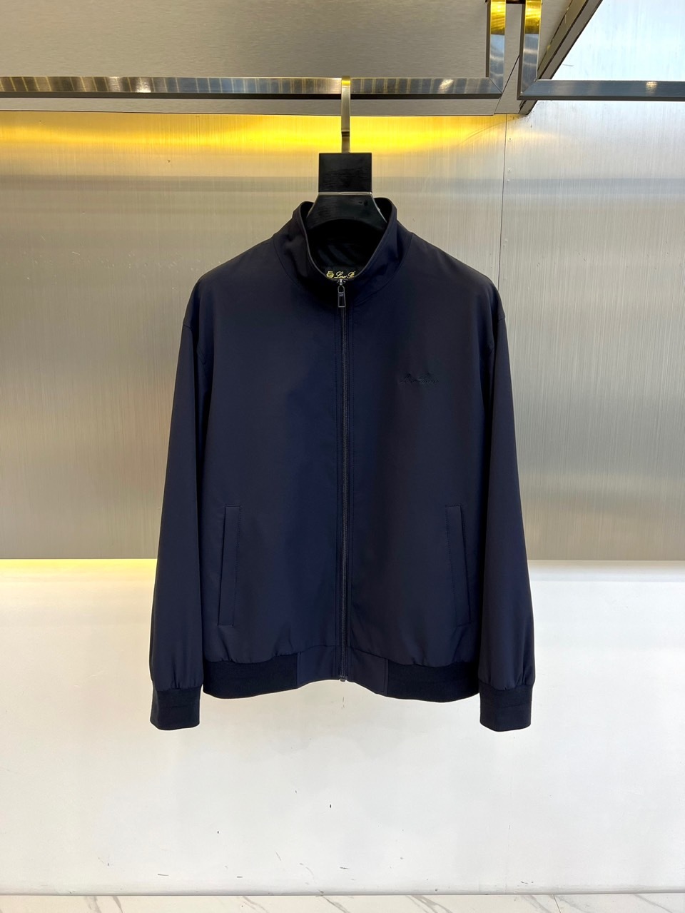 Loro Piana诺悠翩雅、25春夏新款lP🆕立领夹克,高端精英男士必备极简都市轻质尼龙外套。来自意大