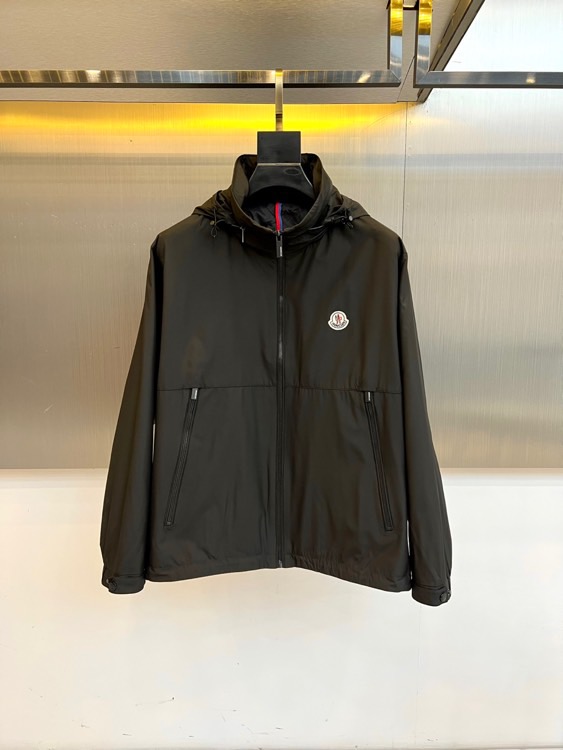 NO:539039,Mon mask, 2025 new hooded jacket jacket. The badge hides its sharpness, and the classic round badge with the left chest is engraved with the word 'M' totem - a belief symbol from the Mengkou Snow Mountain adventure gene. The oblique zipper pocket is accurately cut at a 22° inclination angle, hidden magnetic buckle design, and it can be safely accessed with one hand. The cuffs are natural horny buttons pay tribute to the retro craftsmanship, the ribbed hem is slightly flicked to fit the body, and the cold wind is refused to penetrate. Paired with titanium steel business watches, the badge and metallic luster echo the elite texture, roll up and only occupy the backpack compartment, and the zero folds are spread out immediately decent. 48-56 (model 173, 143 catties upper body 50 yards), Moncler, backpacks, jackets & coats, jackets & coats, hats, alexander wang19860909Mon蒙口、2025新品连帽夹克外套.徽章暗藏锋芒,左胸经典圆形徽章镌刻「M」字图腾——源自蒙口雪山探险基因的信仰符号.斜插式拉链口袋以22°倾角精准裁剪,暗藏磁吸扣设计,单手滑动即可安全存取.袖口天然角质纽扣致敬复古工艺,罗纹下摆微弹贴合身形,拒绝冷风钻入.搭配钛钢商务腕表,徽章与金属光泽呼应精英质感,卷起仅占背包隔层,展开零褶皱即刻体面.48-56（模特173,143斤上身50码）,,Moncler,backpacks,jackets & coats,jackets & coats,hats,alexander wang,Men's clothing