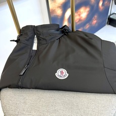 Mon蒙口、2025新品连帽夹克外套。徽章暗藏锋芒,左胸经典圆形徽章镌刻「M」字图腾——源自蒙口雪山探险 Mon蒙口、2025新品连帽夹克外套。徽章暗藏锋芒,左胸经典圆形徽章镌刻「M」字图腾——源自蒙口雪山探险