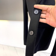 Dio迪奥、2025秋冬羊毛西服。DIOR黑色羊毛西服单排双扣设计搭配经典西装领型,两个对称口袋展现法式 Dio迪奥、2025秋冬羊毛西服。DIOR黑色羊毛西服单排双扣设计搭配经典西装领型,两个对称口袋展现法式