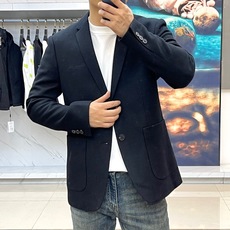 Dio迪奥、2025秋冬羊毛西服。DIOR黑色羊毛西服单排双扣设计搭配经典西装领型,两个对称口袋展现法式 Dio迪奥、2025秋冬羊毛西服。DIOR黑色羊毛西服单排双扣设计搭配经典西装领型,两个对称口袋展现法式