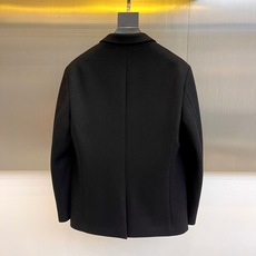 Dio迪奥、2025秋冬羊毛西服。DIOR黑色羊毛西服单排双扣设计搭配经典西装领型,两个对称口袋展现法式 Dio迪奥、2025秋冬羊毛西服。DIOR黑色羊毛西服单排双扣设计搭配经典西装领型,两个对称口袋展现法式