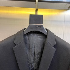 Dio迪奥、2025秋冬羊毛西服。DIOR黑色羊毛西服单排双扣设计搭配经典西装领型,两个对称口袋展现法式 Dio迪奥、2025秋冬羊毛西服。DIOR黑色羊毛西服单排双扣设计搭配经典西装领型,两个对称口袋展现法式