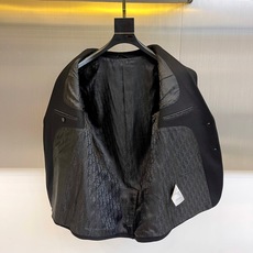 Dio迪奥、2025秋冬羊毛西服。DIOR黑色羊毛西服单排双扣设计搭配经典西装领型,两个对称口袋展现法式 Dio迪奥、2025秋冬羊毛西服。DIOR黑色羊毛西服单排双扣设计搭配经典西装领型,两个对称口袋展现法式