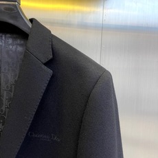 Dio迪奥、2025秋冬羊毛西服。DIOR黑色羊毛西服单排双扣设计搭配经典西装领型,两个对称口袋展现法式 Dio迪奥、2025秋冬羊毛西服。DIOR黑色羊毛西服单排双扣设计搭配经典西装领型,两个对称口袋展现法式