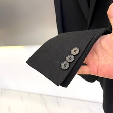 Dio迪奥、2025秋冬羊毛西服。DIOR黑色羊毛西服单排双扣设计搭配经典西装领型,两个对称口袋展现法式 Dio迪奥、2025秋冬羊毛西服。DIOR黑色羊毛西服单排双扣设计搭配经典西装领型,两个对称口袋展现法式