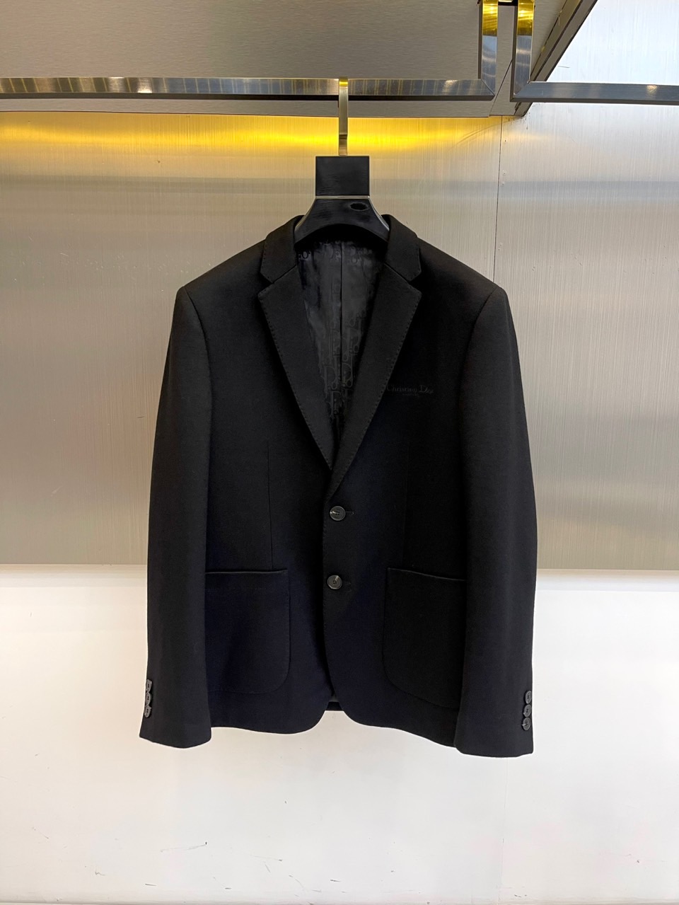 Dio迪奥、2025秋冬羊毛西服。DIOR黑色羊毛西服单排双扣设计搭配经典西装领型，两个对称口袋展现法式