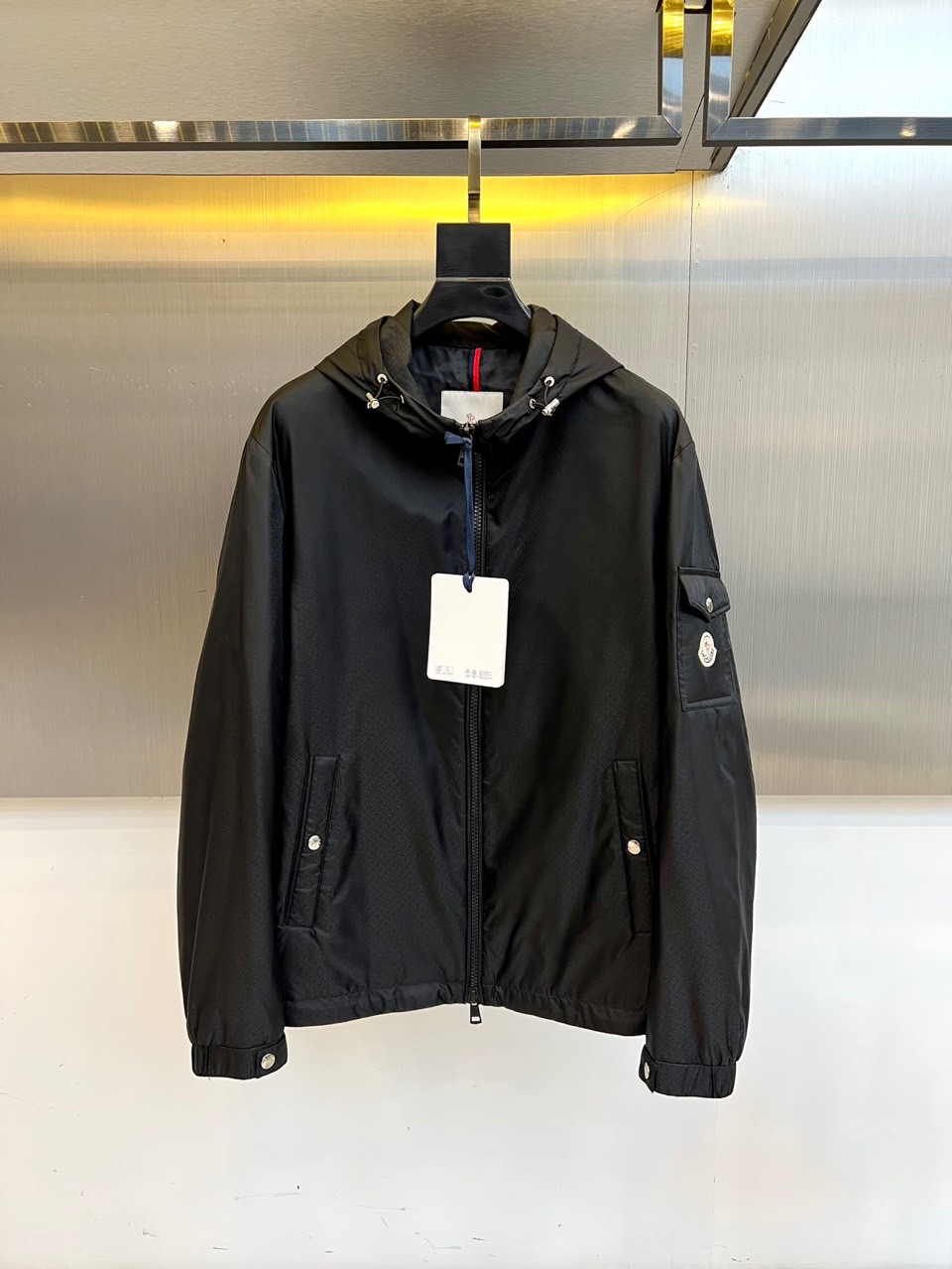 NO:527510,MON hooded jacket, 25s autumn and winter new hooded jacket. The clever silhouette is matched with metal details, combining strength and elegant temperament. From business commuting to weekend dates, one piece is controlled by multiple scenes. Adjustable drawstring hood, windproof and cold-resistant, not bloated. The left chest is practical pocket + cuff round logo, low-key to show the brand genes. The double-sided oblique pocket is equipped with silver buckles, and it is a street shot style. The lined red, white and blue logo is hidden. French romantic easter egg is a god-like autumn and winter battle robe. Italian imported fabric, windproof and warm, not heavy. 48-56 (model 173, 143 catties upper body 50 sizes), Moncler, jackets & coats, hats, alexander wang19860909MON蒙口、25s秋冬新作连帽夹克.挺括廓形搭配金属细节,兼具力量感与优雅气质,从商务通勤到周末约会,一件驾驭多场景. 可调节抽绳连帽,防风抗寒不臃肿 左胸实用口袋+袖口圆形徽标,低调彰显品牌基因 双侧斜插口袋配银扣,随手插兜皆是街拍范儿 内衬红白蓝三色标识,暗藏法式浪漫彩蛋 一件封神的秋冬战袍 意大利进口面料,抗风保暖不显厚重 48-56（模特173,143斤上身50码）,,Moncler,jackets & coats,hats,alexander wang,Men's clothing