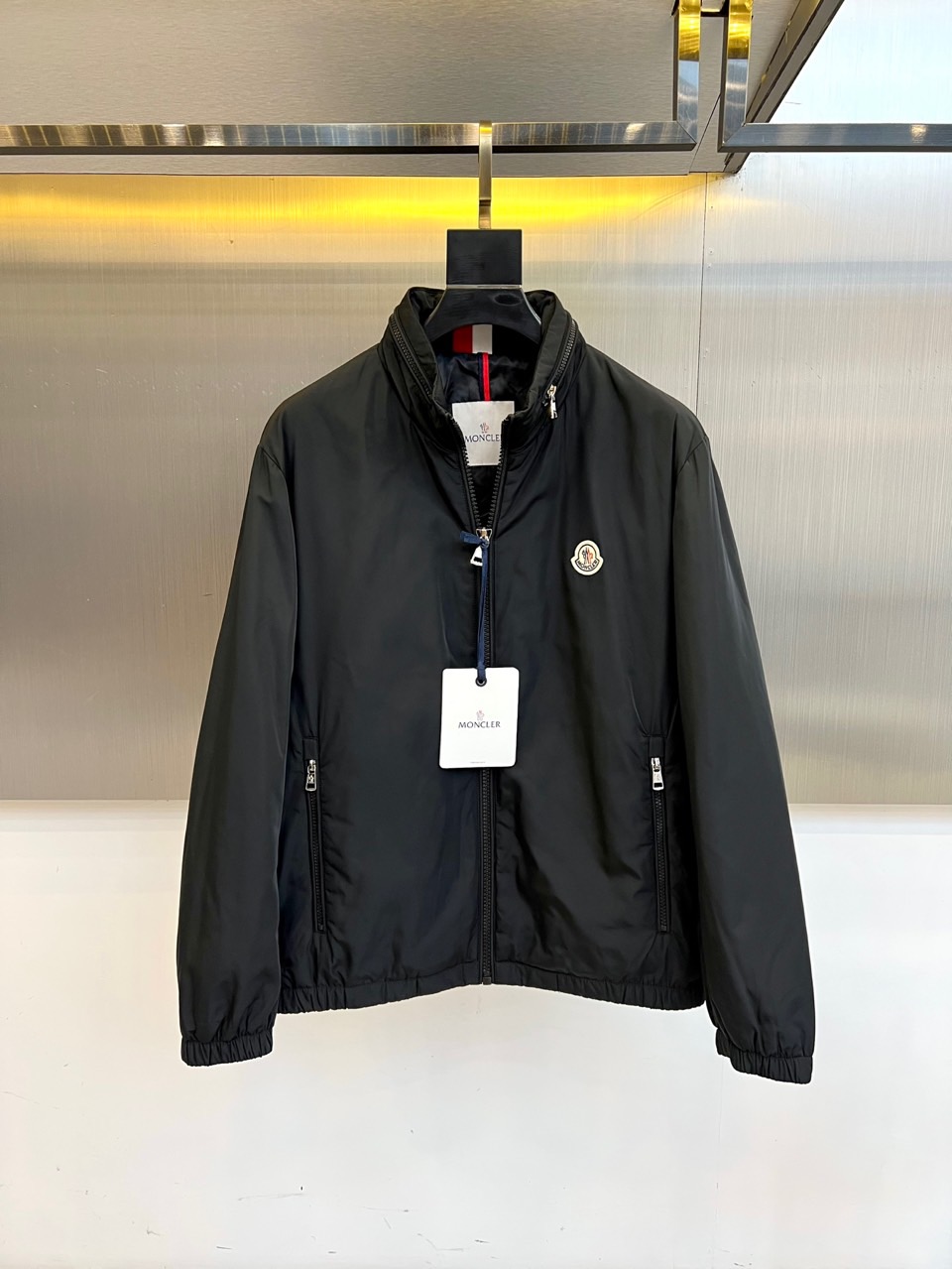 NO:527508,Mon silhouette, s autumn and winter classic jacket. High-end texture, at first glance, stand-up collar jacket, interpreting low-key luxury in cool tones. Metal zipper and three-dimensional pocket design take into account both practicality and aesthetics; Moncler's classic logo embroidery on the left chest highlights the brand genes in the details. Each needle and thread are blessed by Italian craftsmanship, both light and warm. The white tag with a hanging neckline is a symbol of identity and a silent declaration of quality. 48-56 (model 173, 143 catties upper body 50 yards), Moncler, jackets & coats, alexander wang19860909Mon蒙口、s秋冬系列经典夹克.高级质感,一眼倾心,立领夹克,以冷峻色调诠释低调奢华.金属拉链与立体口袋设计,兼顾实用与美学；左胸Moncler经典徽标刺绣,细节处彰显品牌基因.每一针线皆由意大利工艺加持,轻盈保暖兼具.领口垂坠的白色吊牌,是身份的象征,更是品质的无声宣言.48-56（模特173,143斤上身50码）,,Moncler,jackets & coats,alexander wang,Men's clothing