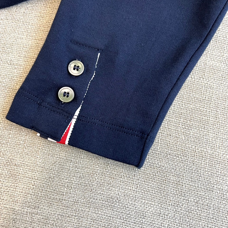 Thom browne 汤姆布朗、【高品质】25s秋冬男士 帽衫运动衫。▸ 经典红白黑条纹：左胸口袋边缘