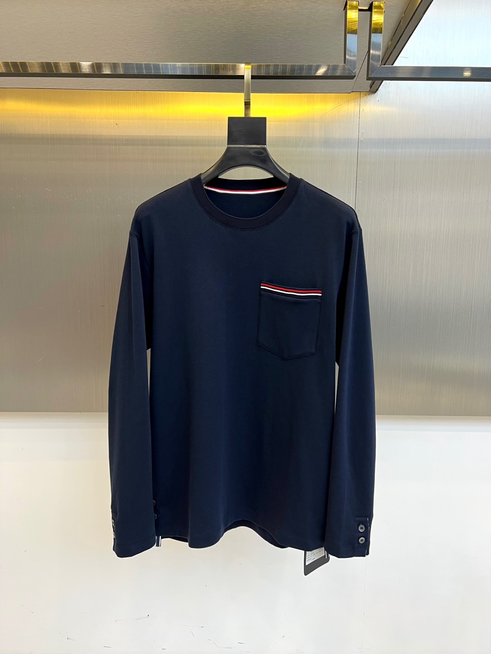 Thom browne 汤姆布朗、【高品质】25s秋冬男士 帽衫运动衫。▸ 经典红白黑条纹：左胸口袋边缘