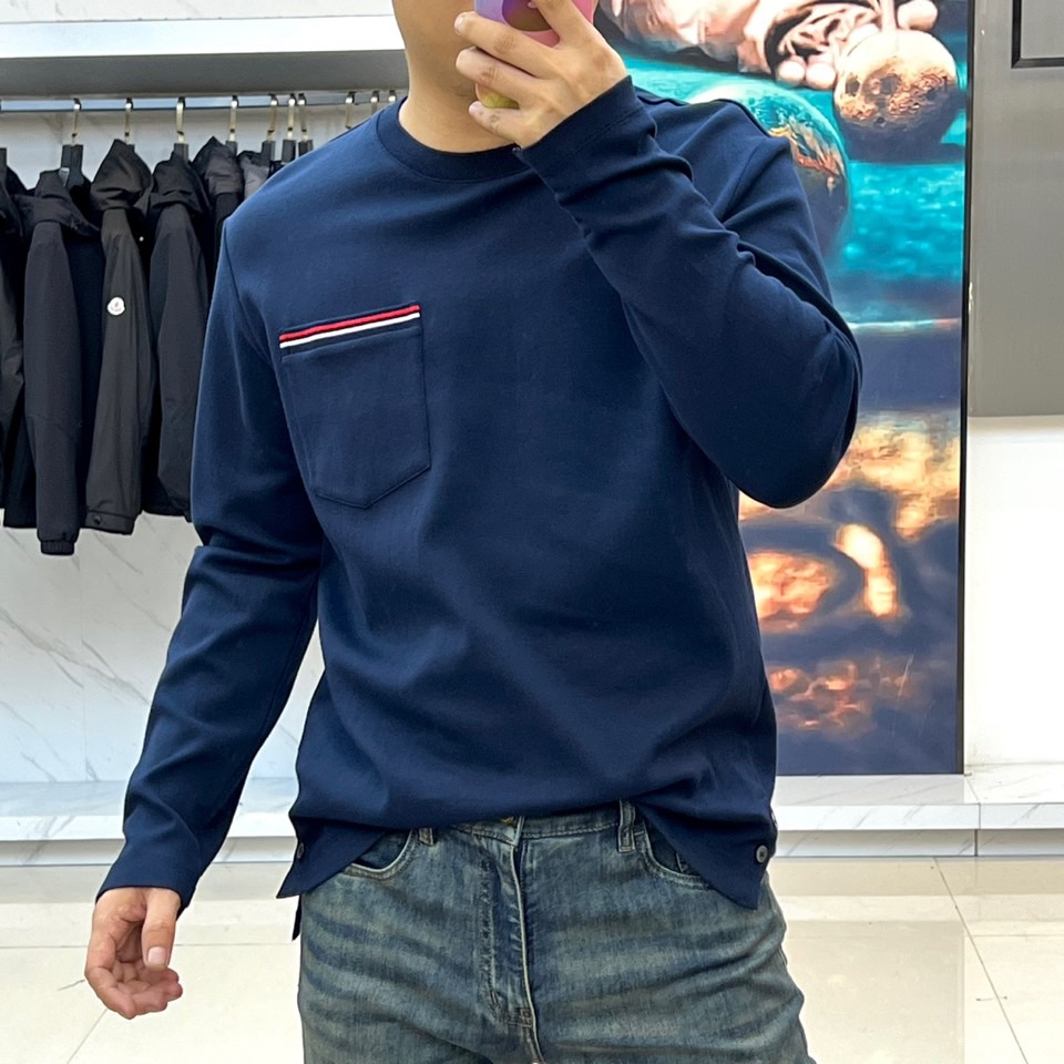 Thom browne 汤姆布朗、【高品质】25s秋冬男士 帽衫运动衫。▸ 经典红白黑条纹：左胸口袋边缘