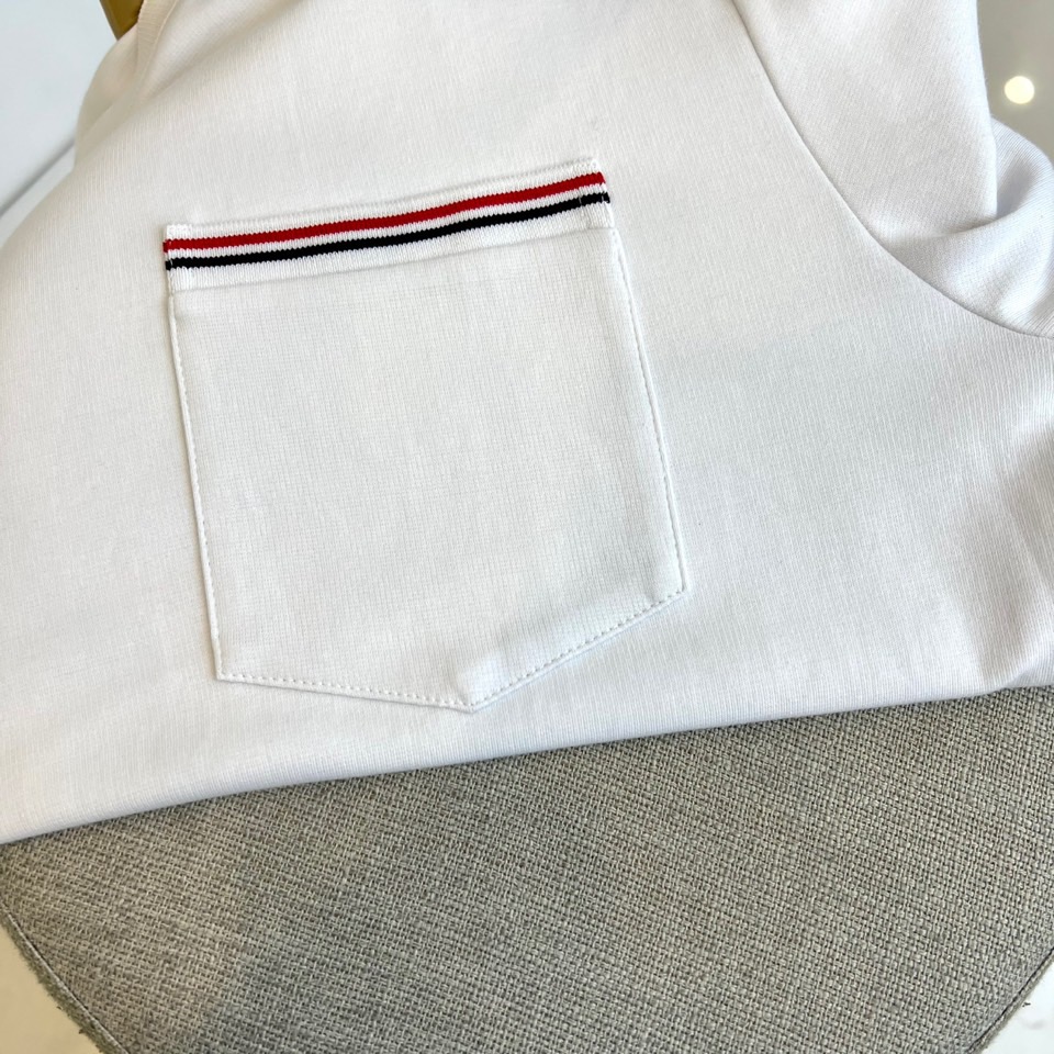 Thom browne 汤姆布朗、【高品质】25s秋冬男士 帽衫运动衫。▸ 经典红白黑条纹：左胸口袋边缘