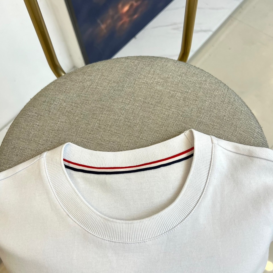 Thom browne 汤姆布朗、【高品质】25s秋冬男士 帽衫运动衫。▸ 经典红白黑条纹：左胸口袋边缘