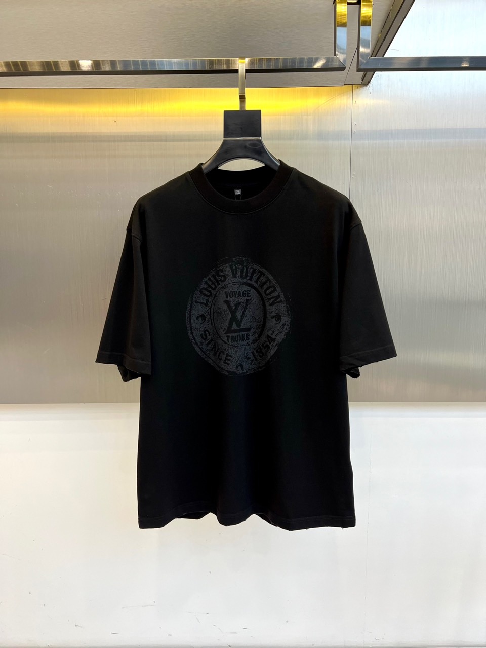 1v威登、（高品质）2025秋冬新品经典徽标落肩短袖T恤打底衫，18世纪复古徽章印花「VOYAGE」「S