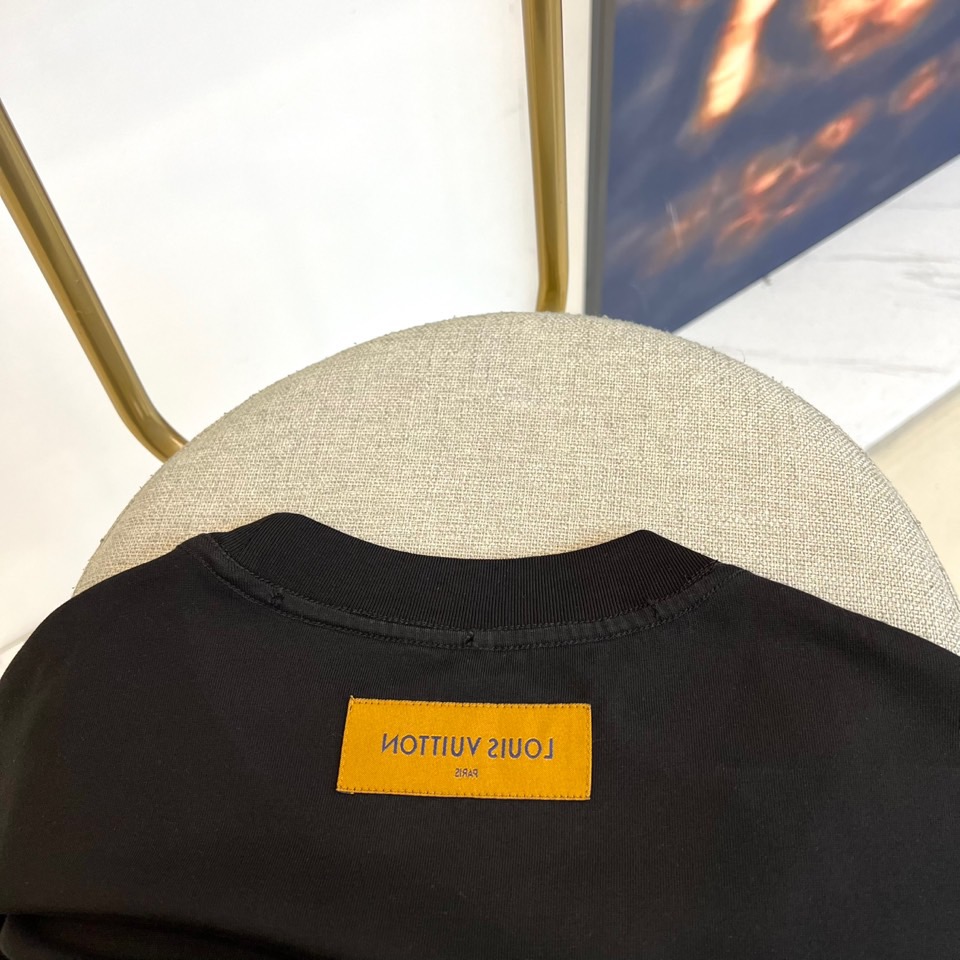 1v威登、（高品质）2025秋冬新品经典徽标落肩短袖T恤打底衫，18世纪复古徽章印花「VOYAGE」「S