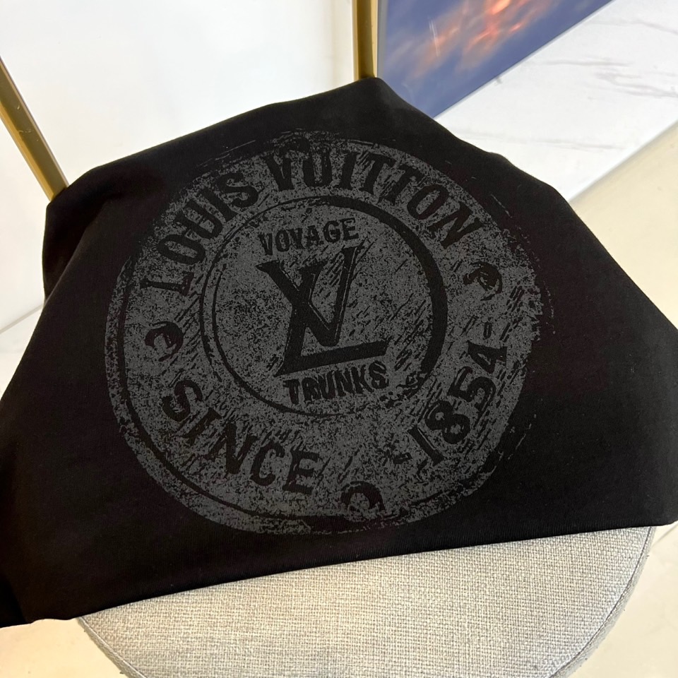 1v威登、（高品质）2025秋冬新品经典徽标落肩短袖T恤打底衫，18世纪复古徽章印花「VOYAGE」「S