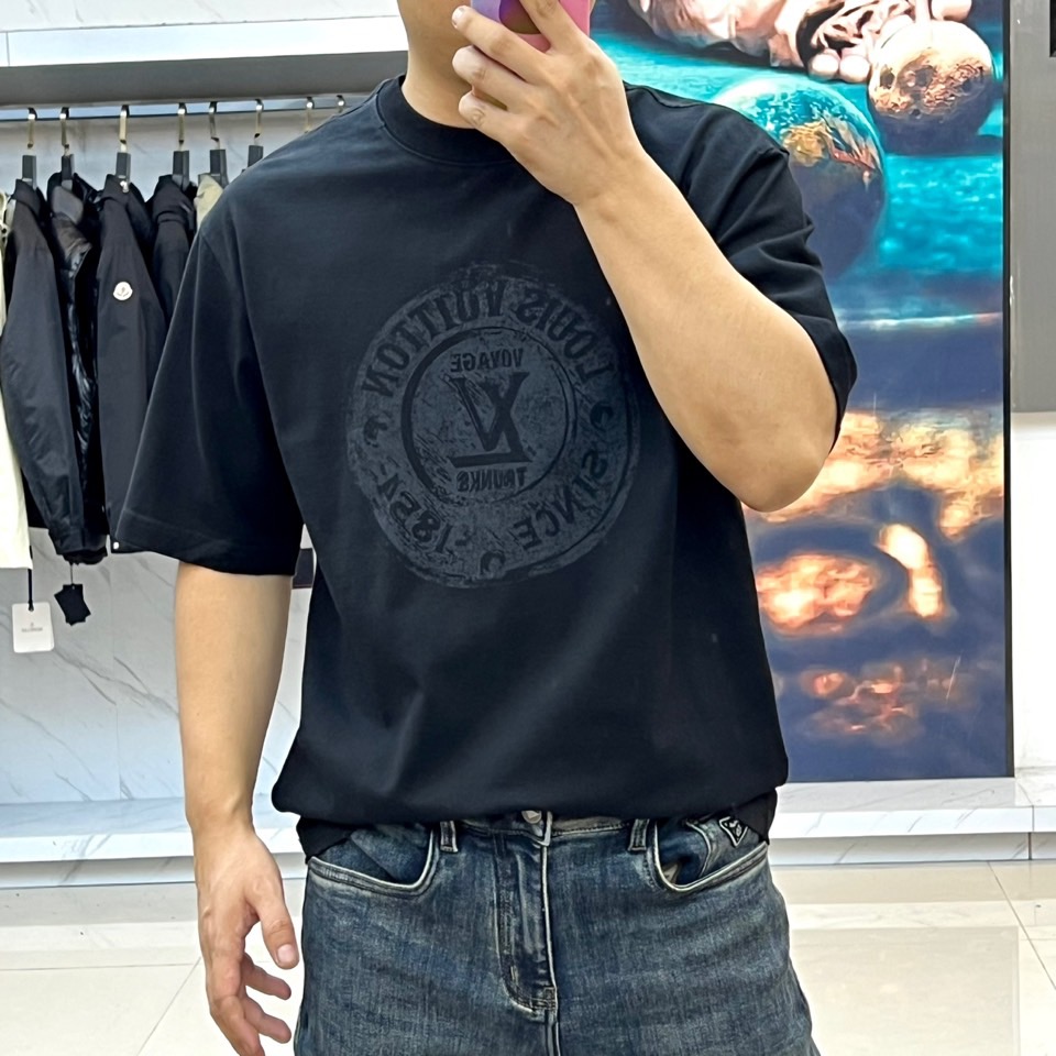 1v威登、（高品质）2025秋冬新品经典徽标落肩短袖T恤打底衫，18世纪复古徽章印花「VOYAGE」「S