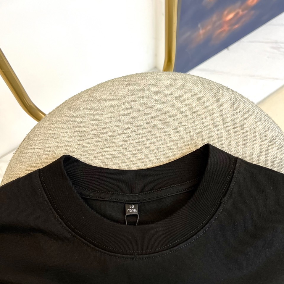 1v威登、（高品质）2025秋冬新品经典徽标落肩短袖T恤打底衫，18世纪复古徽章印花「VOYAGE」「S