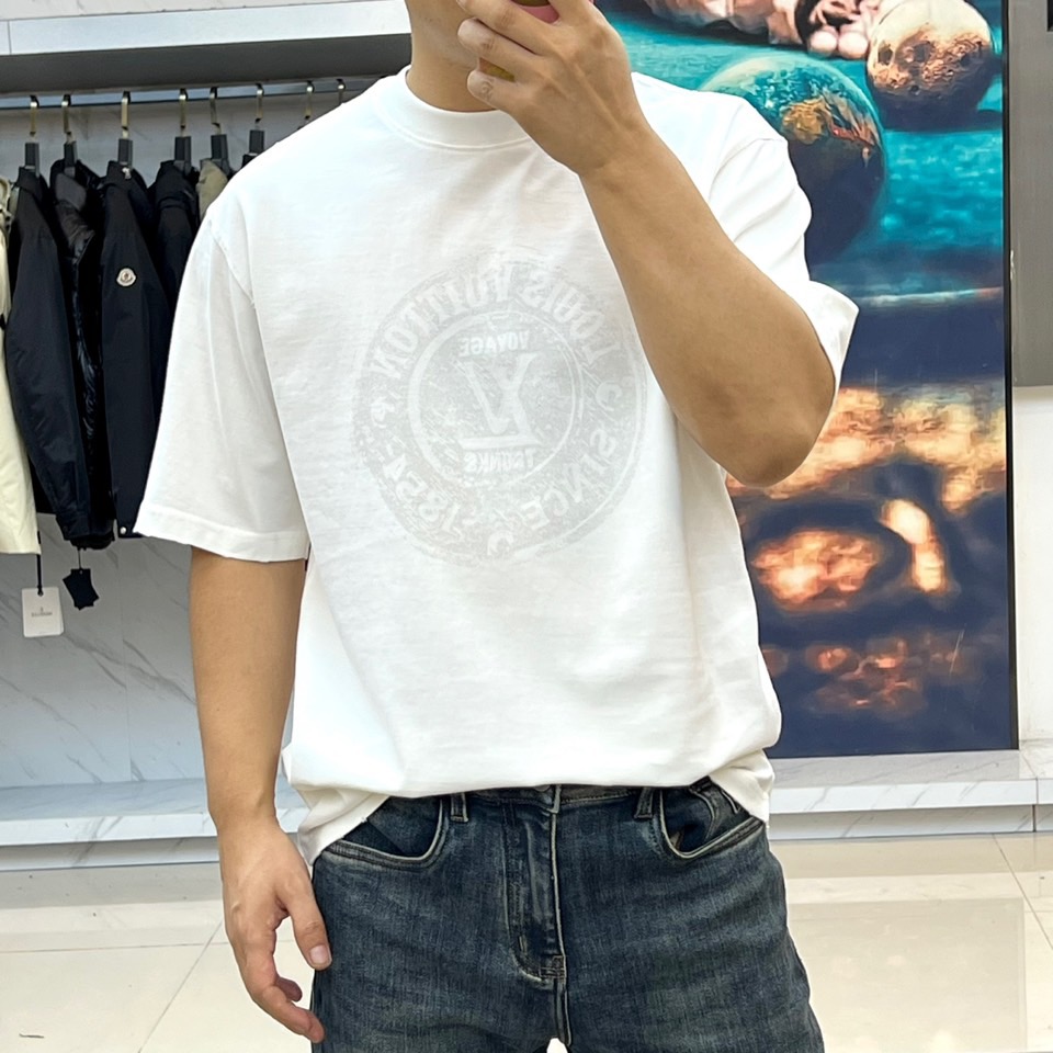 1v威登、（高品质）2025秋冬新品经典徽标落肩短袖T恤打底衫，18世纪复古徽章印花「VOYAGE」「S